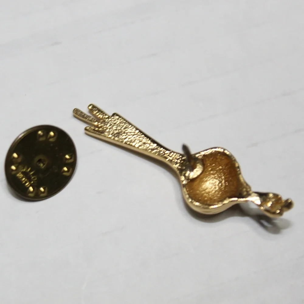 Small Lapel Pin Onion Scallion Food Vegetable Gold Tone Whimsical Novelty OS